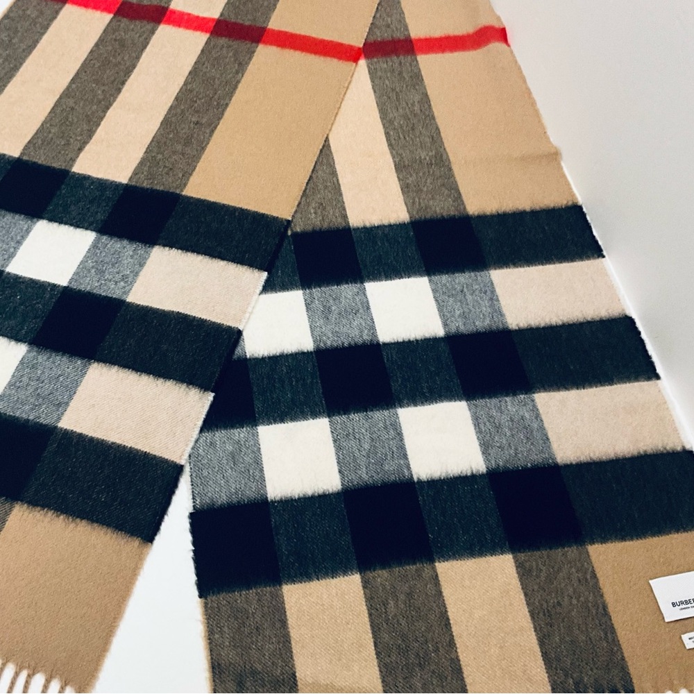BURBERRY LONDON HALF MEGA CHECK CASHMERE SCARF. - Picture 5 of 9